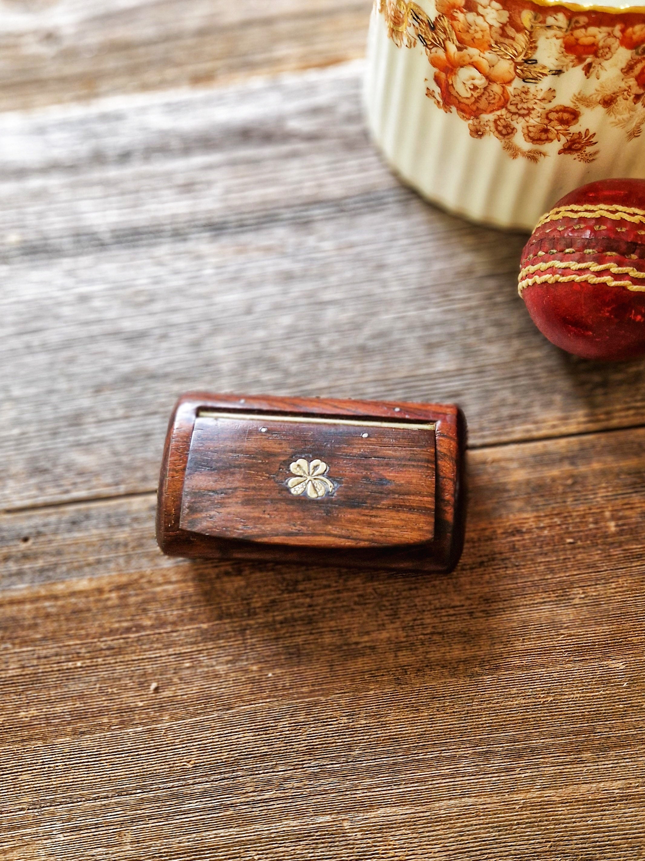 USA WOOD BOX ピンストライプ Fine Victorian Wooden Snuff Box with Inlaid Shamrock, Brass
