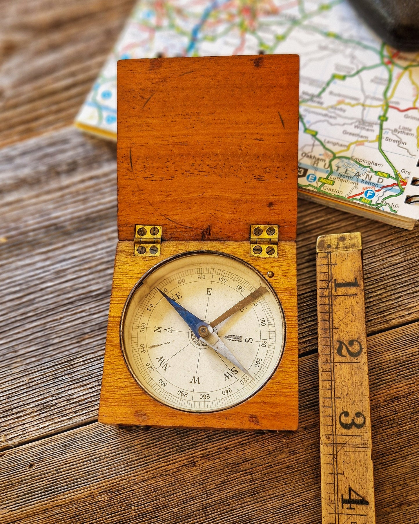 Gentleman’s Boxed Travel Compass from early 1900s – Hardwood Box, Brass Hinges, Dual Clasps