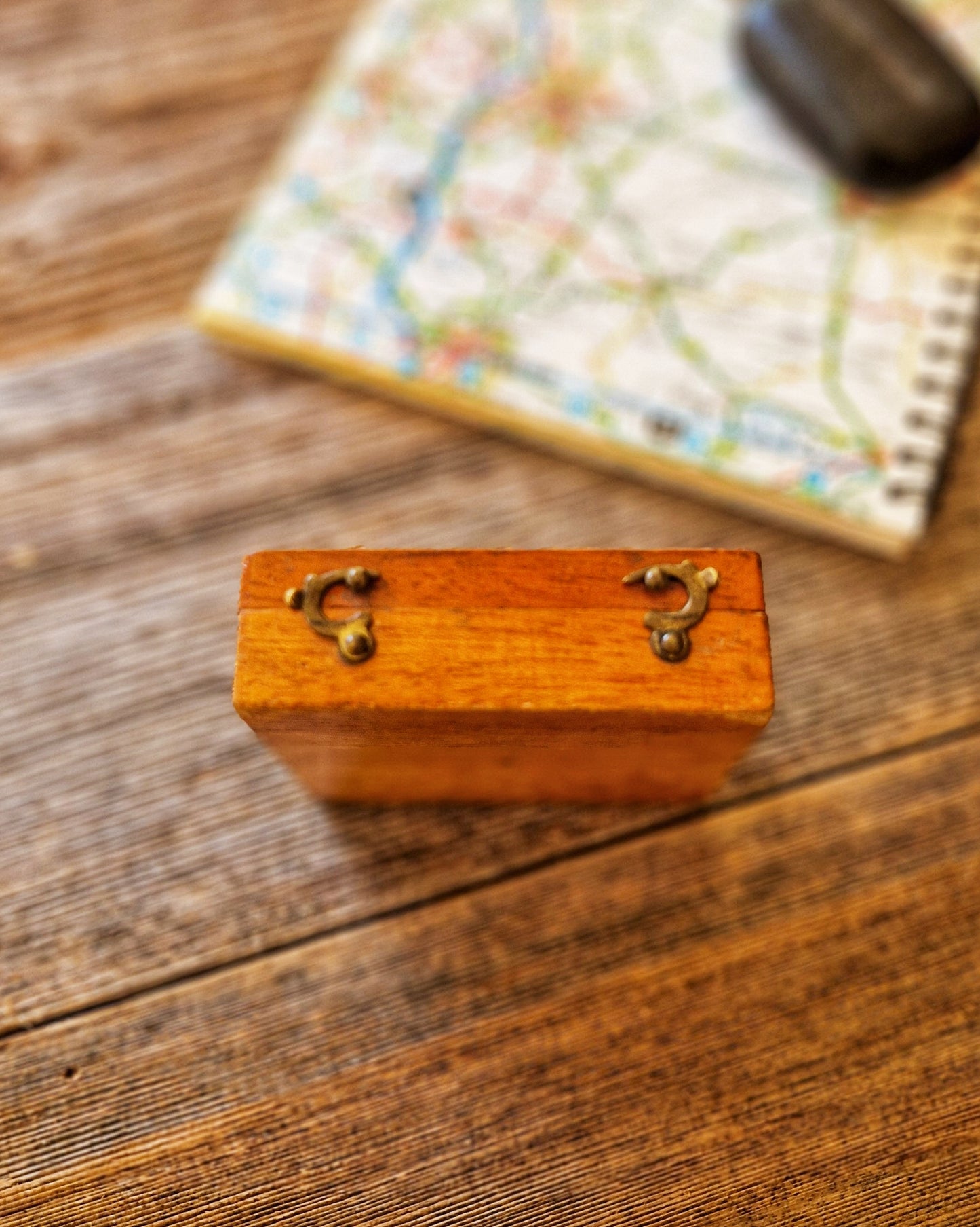 Gentleman’s Boxed Travel Compass from early 1900s – Hardwood Box, Brass Hinges, Dual Clasps