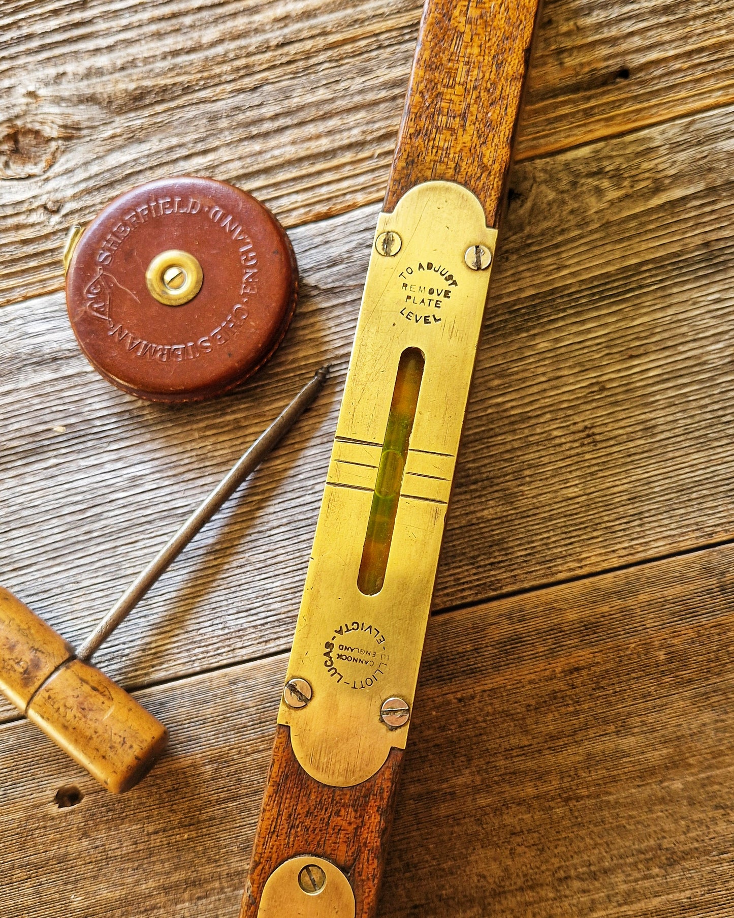 1950s Elvicta 15-Inch Spirit Level in Mahogany & Brass | Vintage English Tool by Elliott Lucas