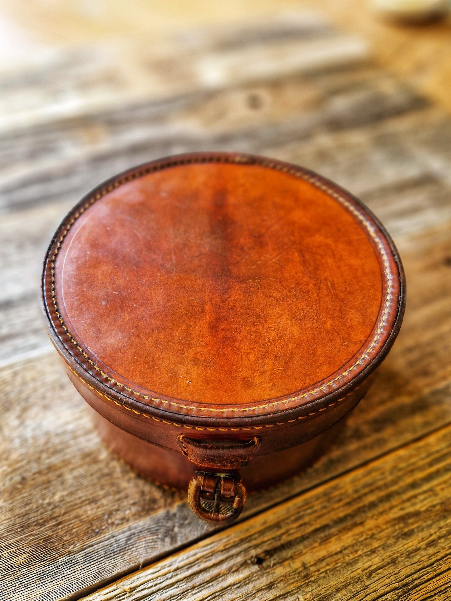 Remarkable Vintage English Leather Collar Box with 10 Original Wing Tip Shirt Collars