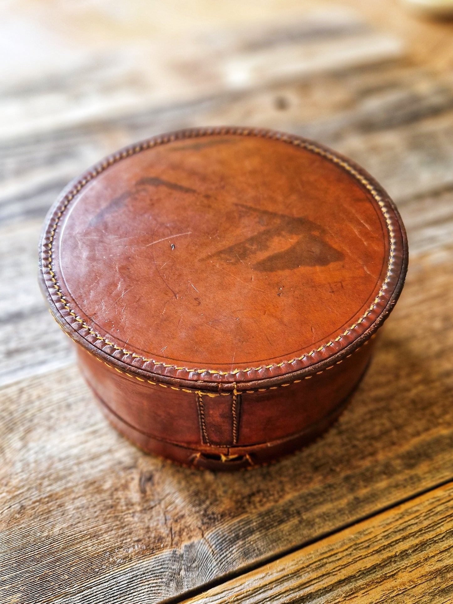 Remarkable Vintage English Leather Collar Box with 10 Original Wing Tip Shirt Collars