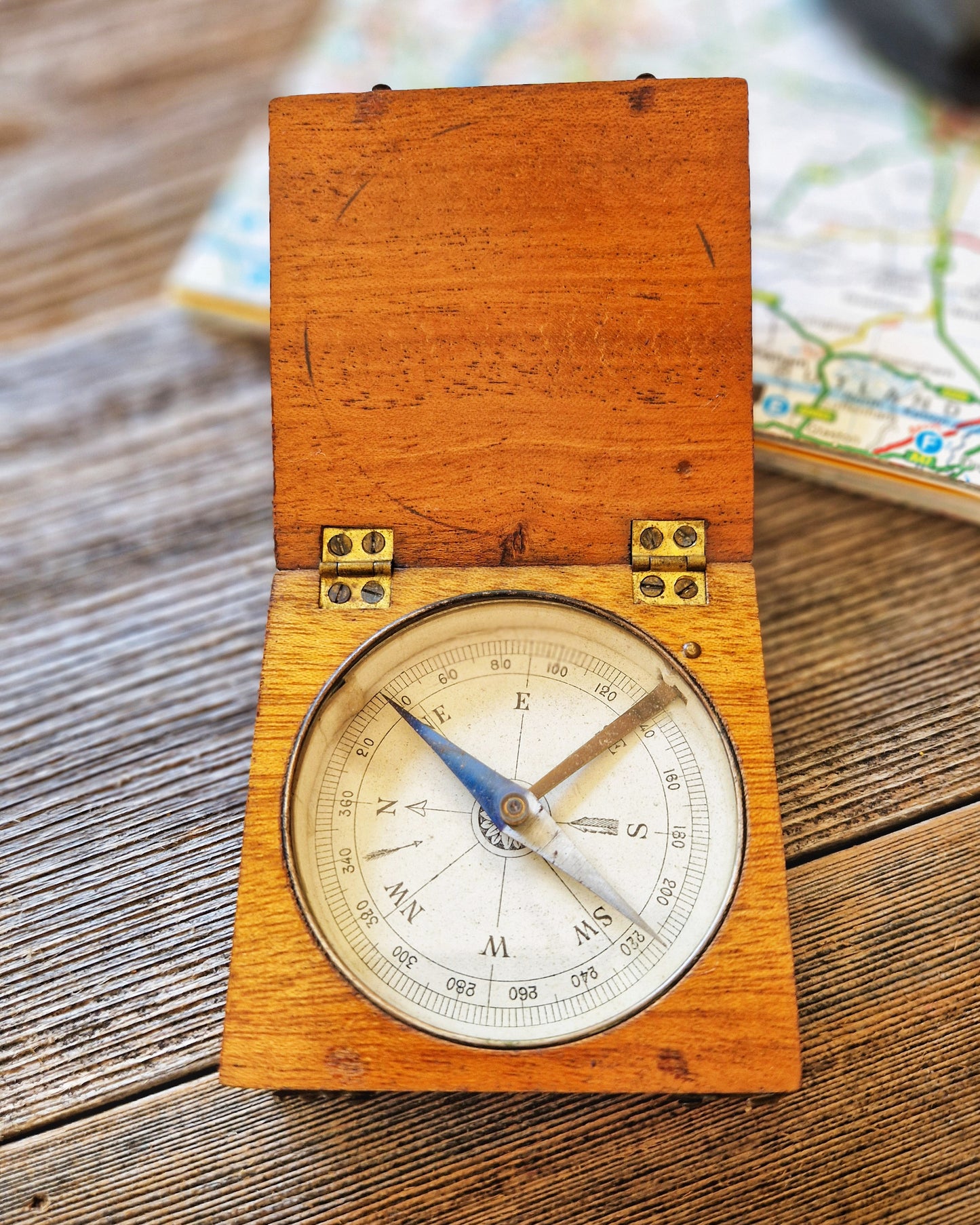 Gentleman’s Boxed Travel Compass from early 1900s – Hardwood Box, Brass Hinges, Dual Clasps