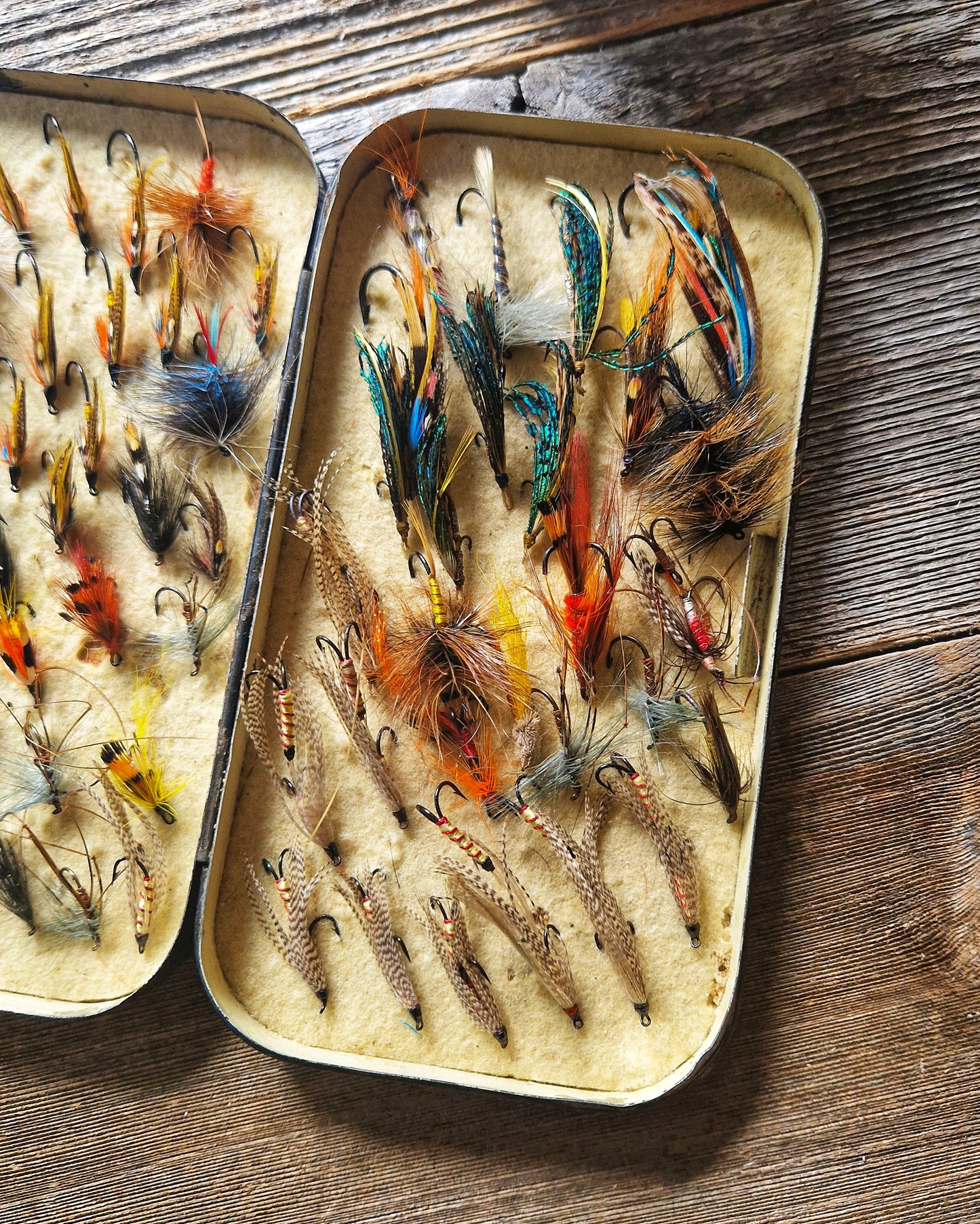 Hardy Bros Japanned Fly Box with 60+ Trout & Salmon Flies | Vintage Mid‑Century Steel Case with Felt