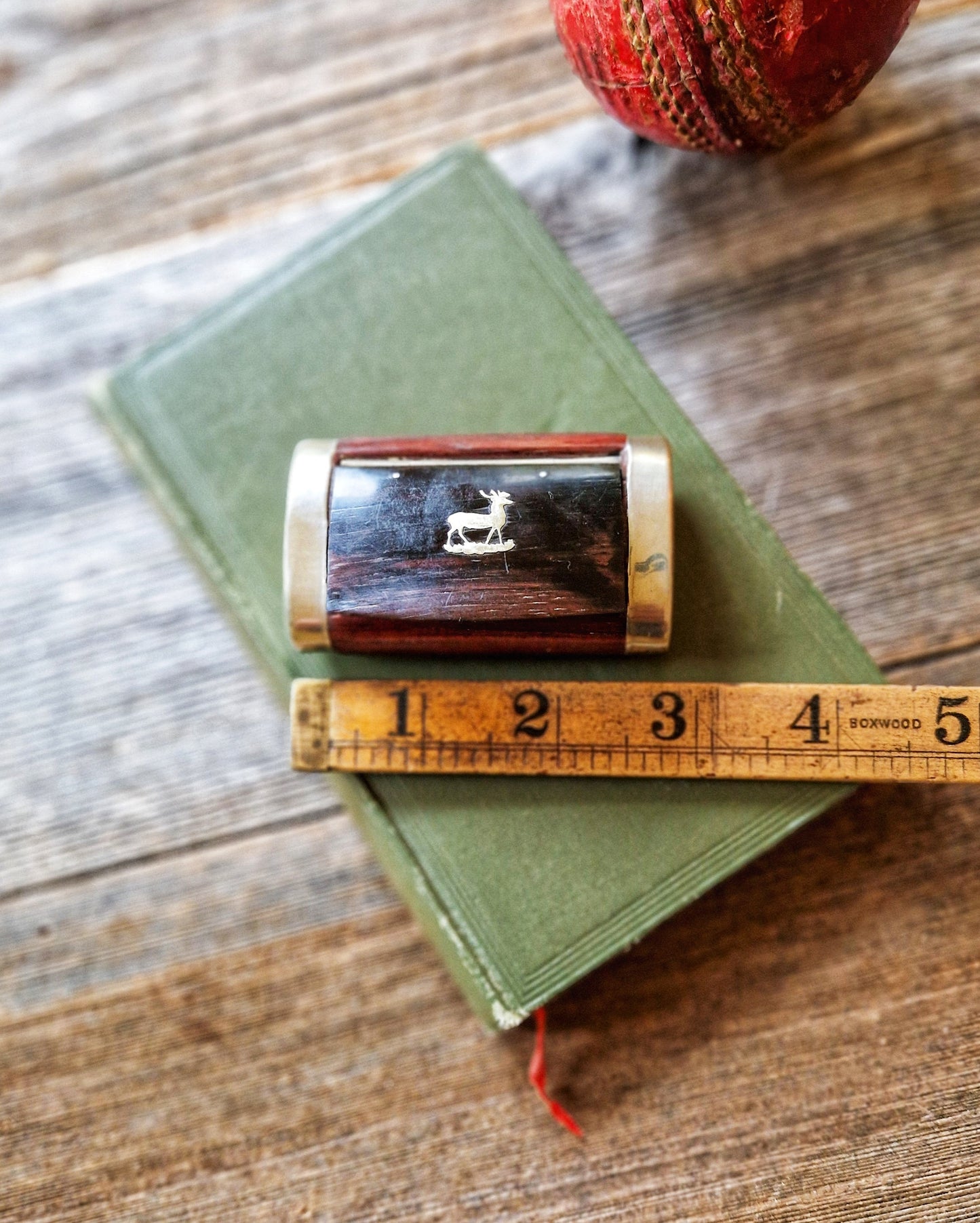 Antique Wooden Snuff Box with Inlaid Stag Motif | Late Victorian Gentleman’s Accessory
