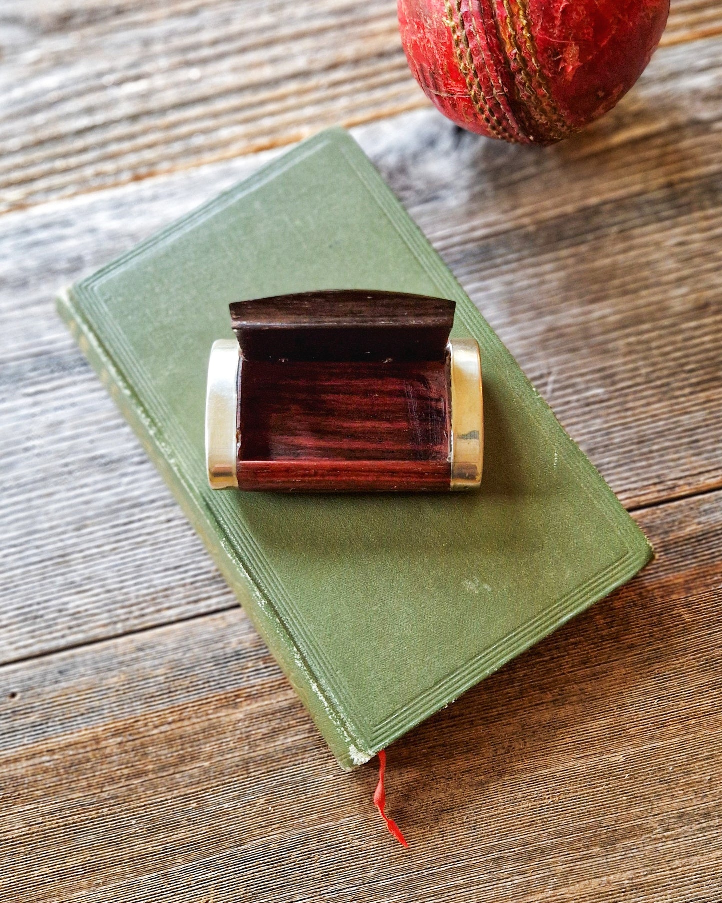 Antique Wooden Snuff Box with Inlaid Stag Motif | Late Victorian Gentleman’s Accessory