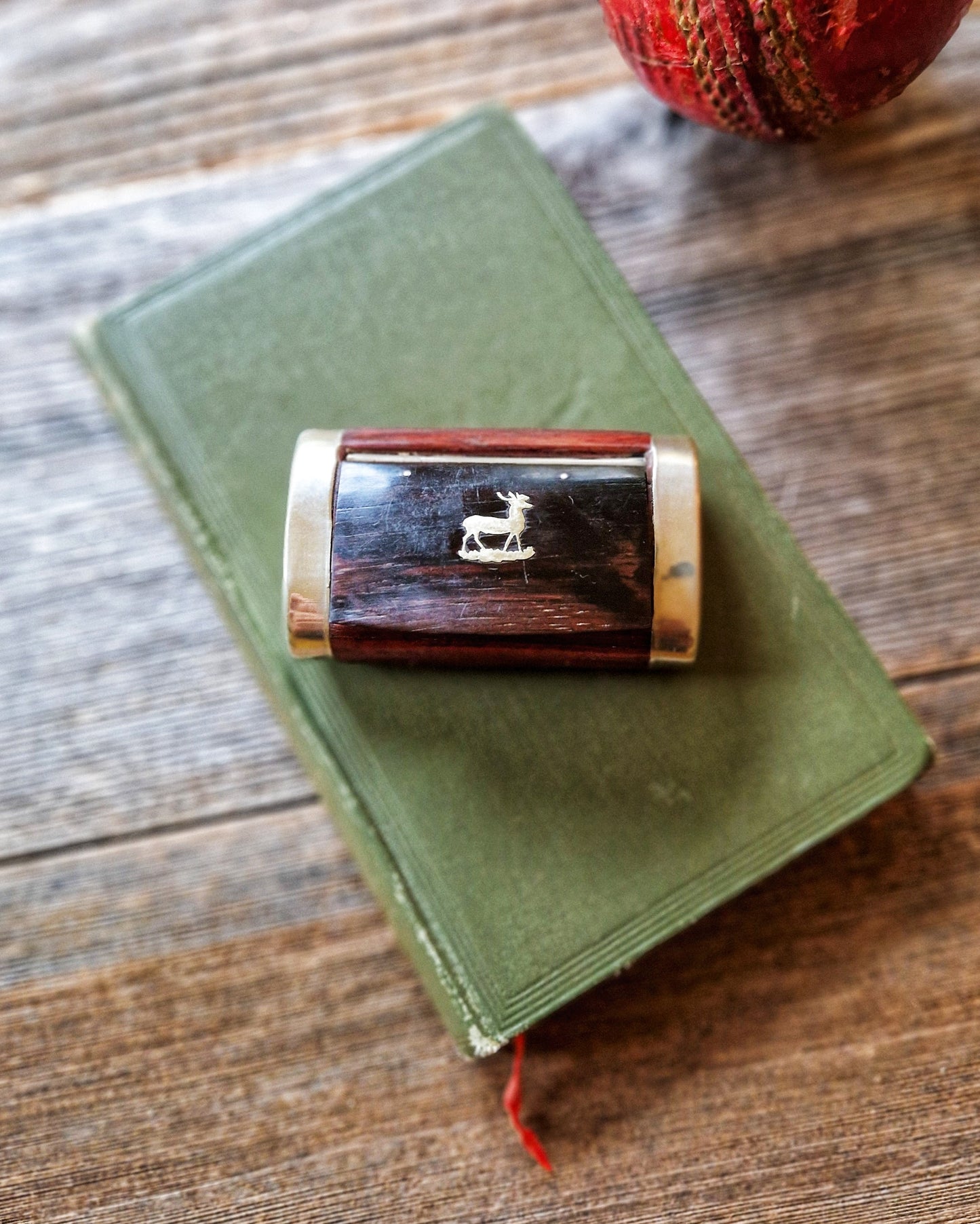 Antique Wooden Snuff Box with Inlaid Stag Motif | Late Victorian Gentleman’s Accessory