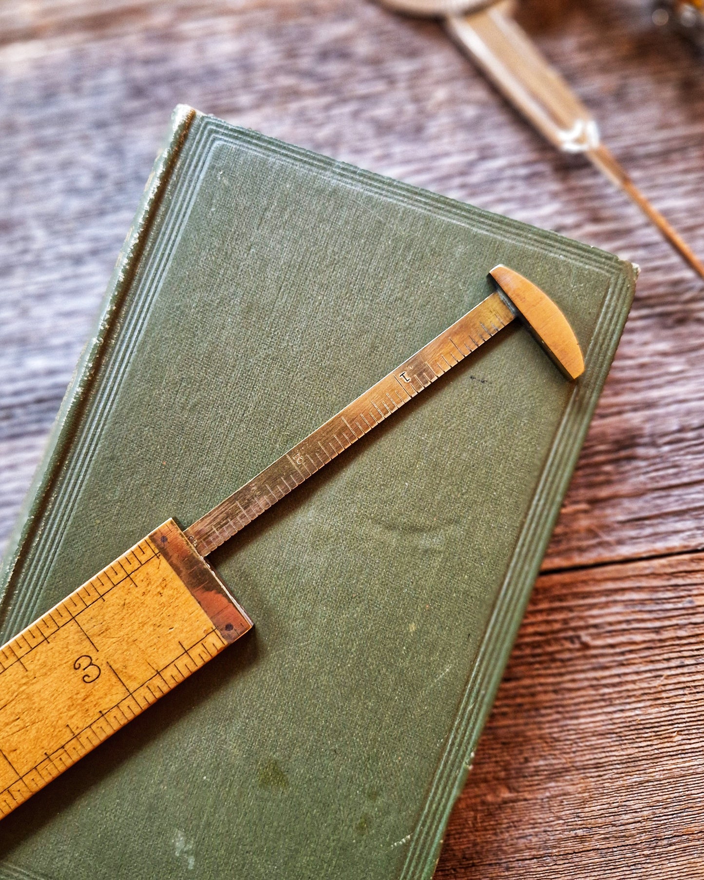 Lufkin Caliper Rule No. 014 c. 1900-1920 | 4-Inch Boxwood & Brass Measuring Tool