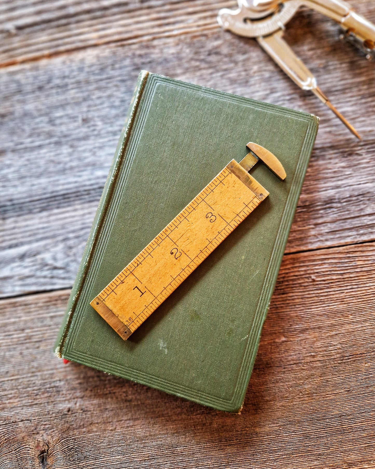 Lufkin Caliper Rule No. 014 c. 1900-1920 | 4-Inch Boxwood & Brass Measuring Tool