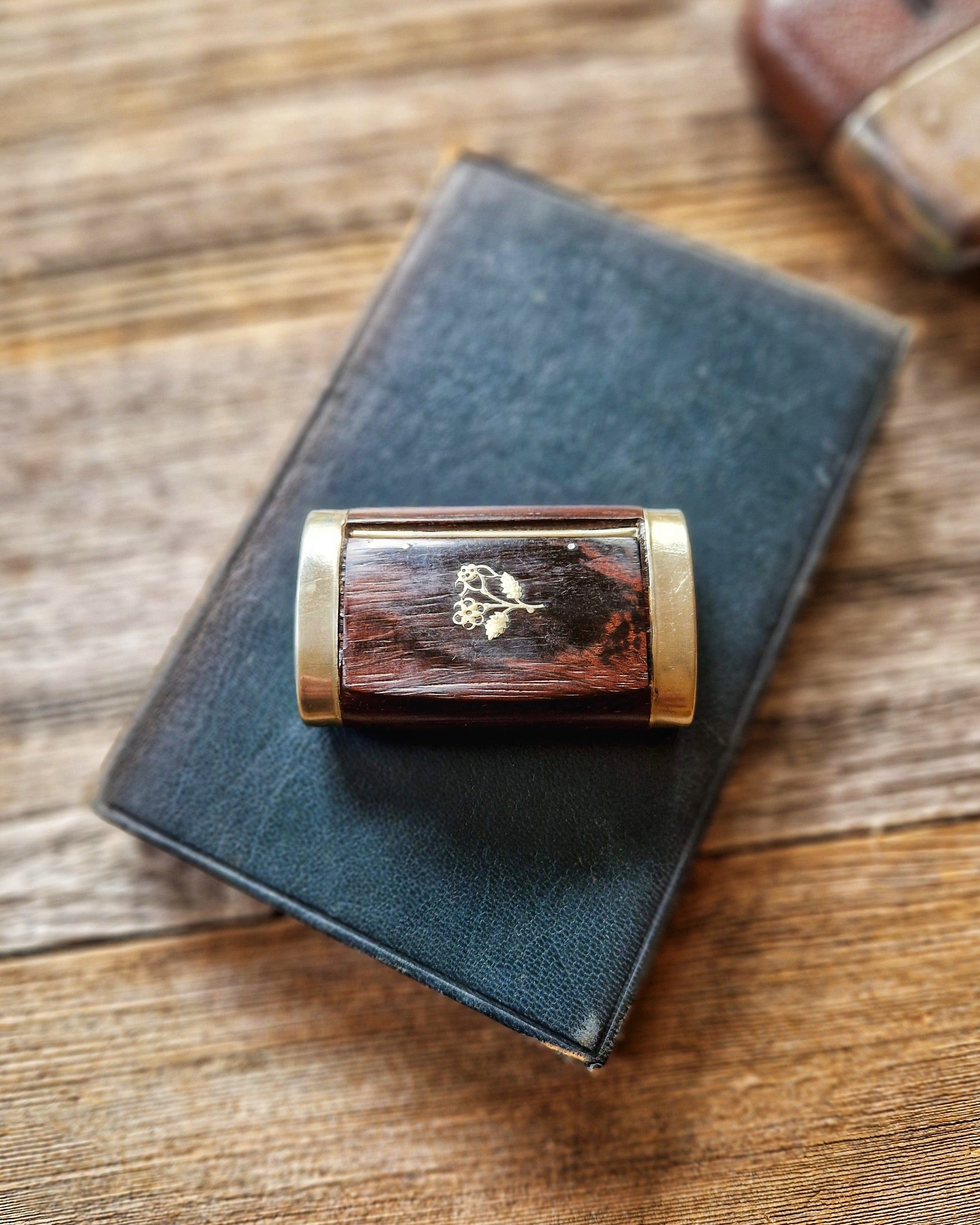 Victorian Wooden Snuff Box with Inlaid Floral Motif | Antique English Tobacciana