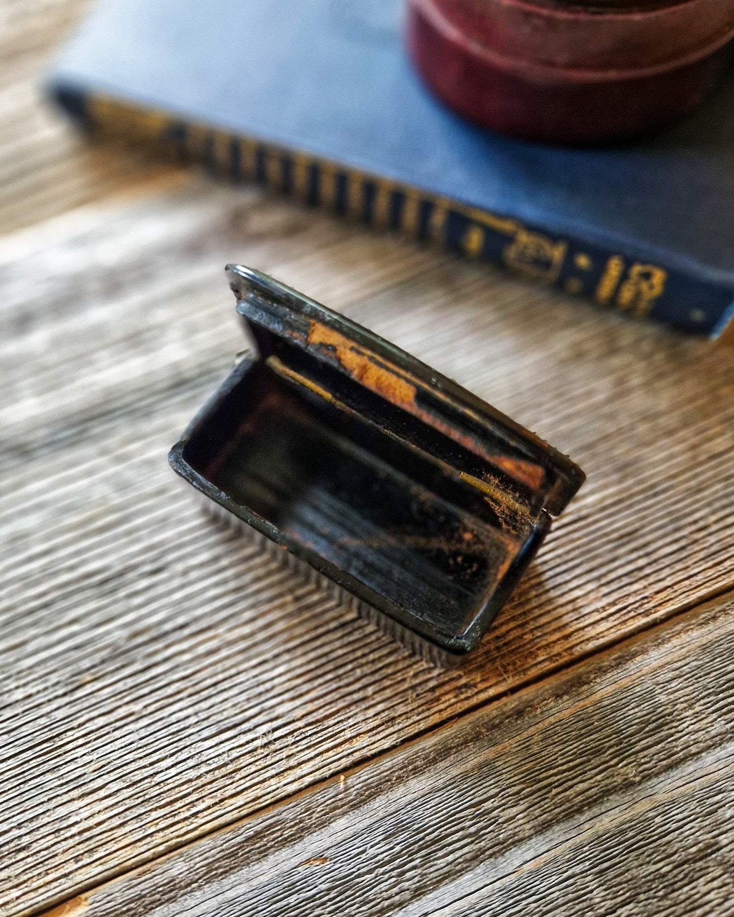 Victorian Papier Mache Snuff Box in Black Lacquer with Mother of Pearl Inlay | Antique Tobacciana c. 1870-1900