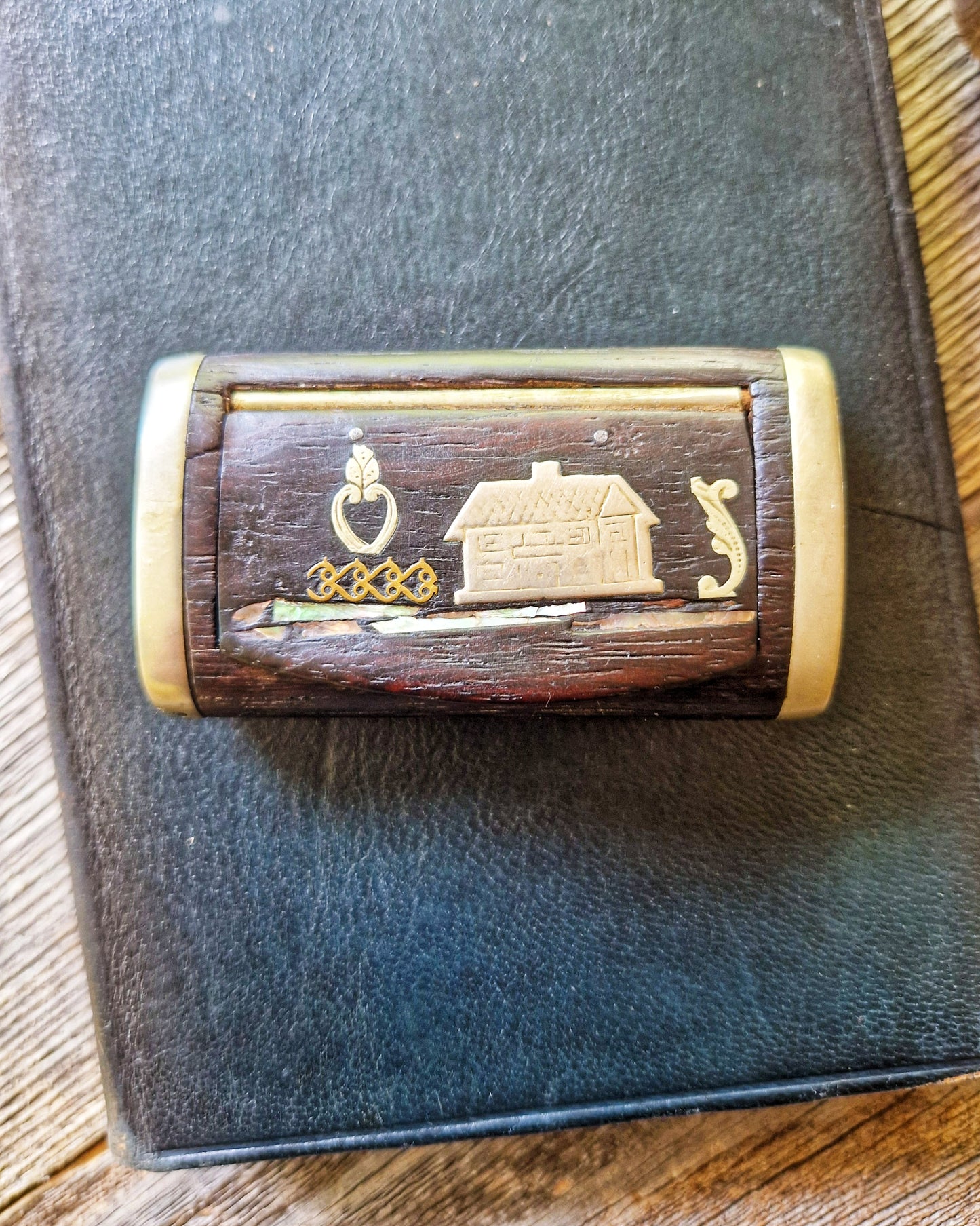 French Wooden Snuff Box with Inlaid Cottage Motif c. 1870-1900 | Late Victorian Gentleman’s Accessory