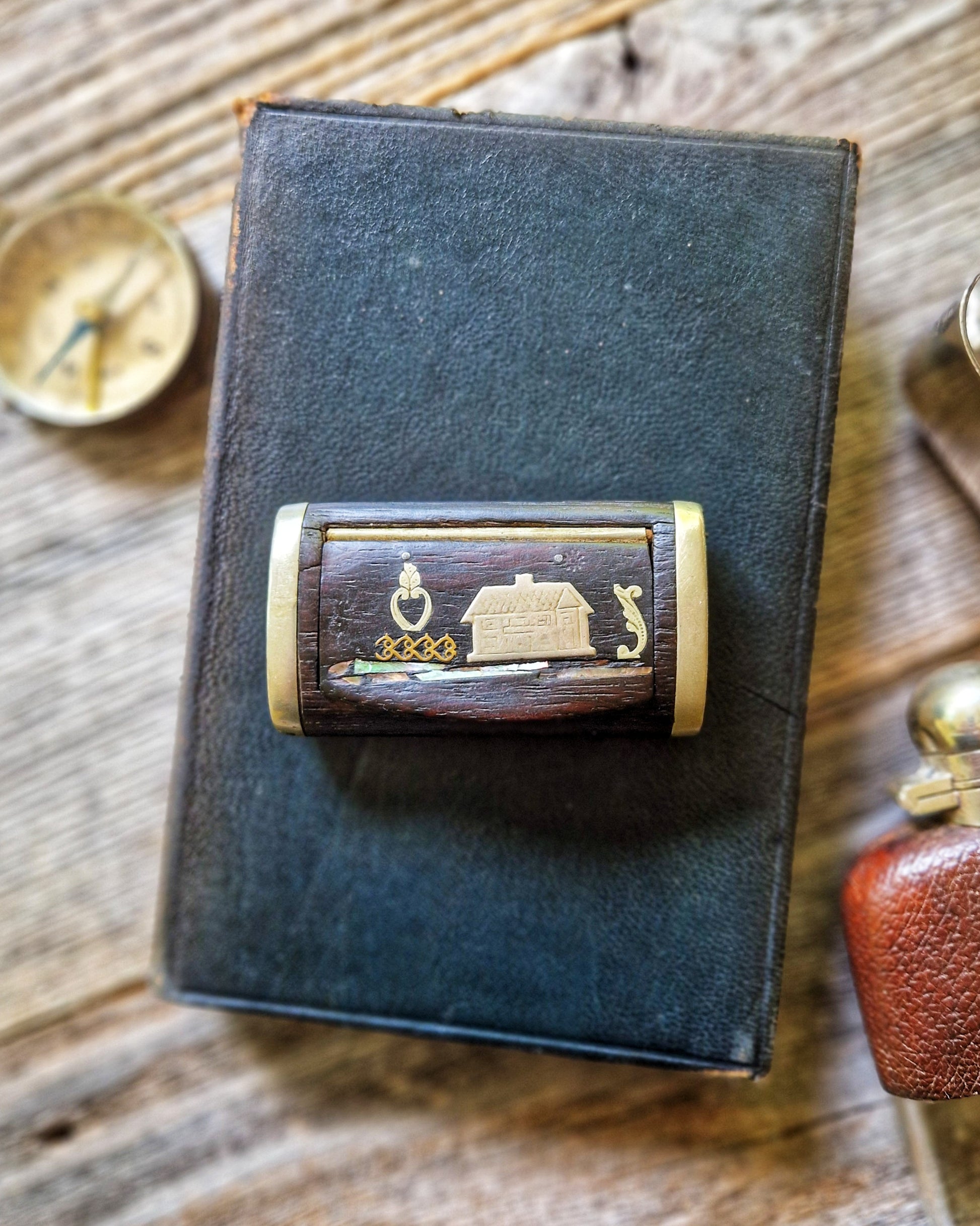French Wooden Snuff Box with Inlaid Cottage Motif c. 1870-1900 | Late Victorian Gentleman’s Accessory