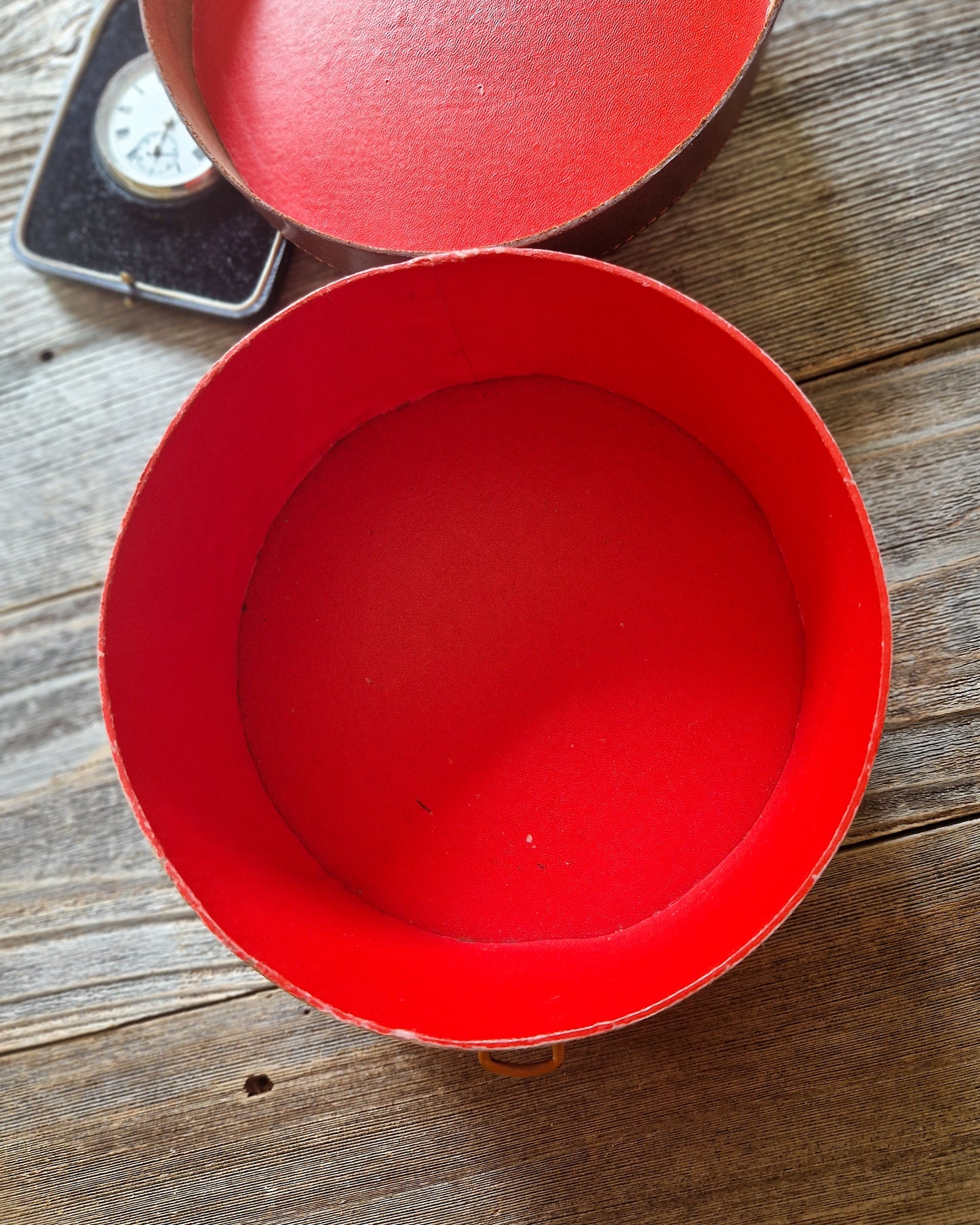 Edwardian Leather Collar Box, 7-Inch Round c. 1910-1925 | Vintage Gentleman’s Accessory